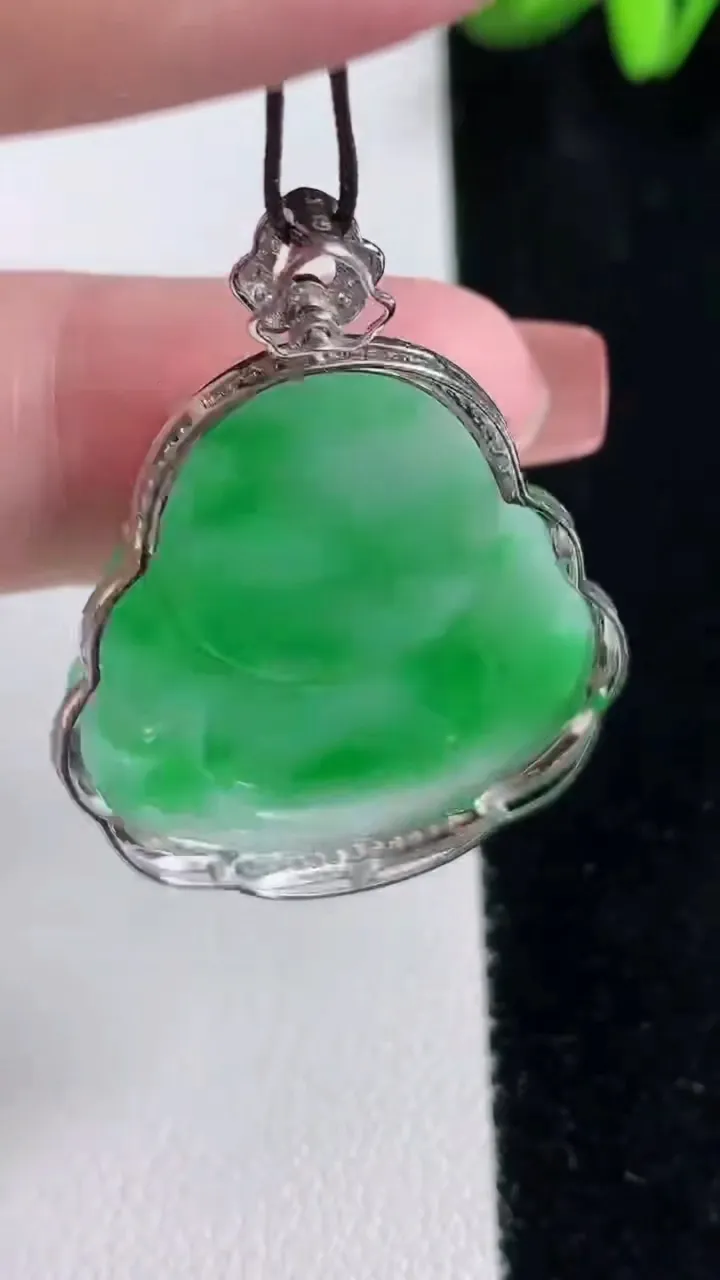 天然A货翡翠佛公吊坠，尺寸36.2-27.8-6，裸石26.4-25.5重量:7.38g
12月16日