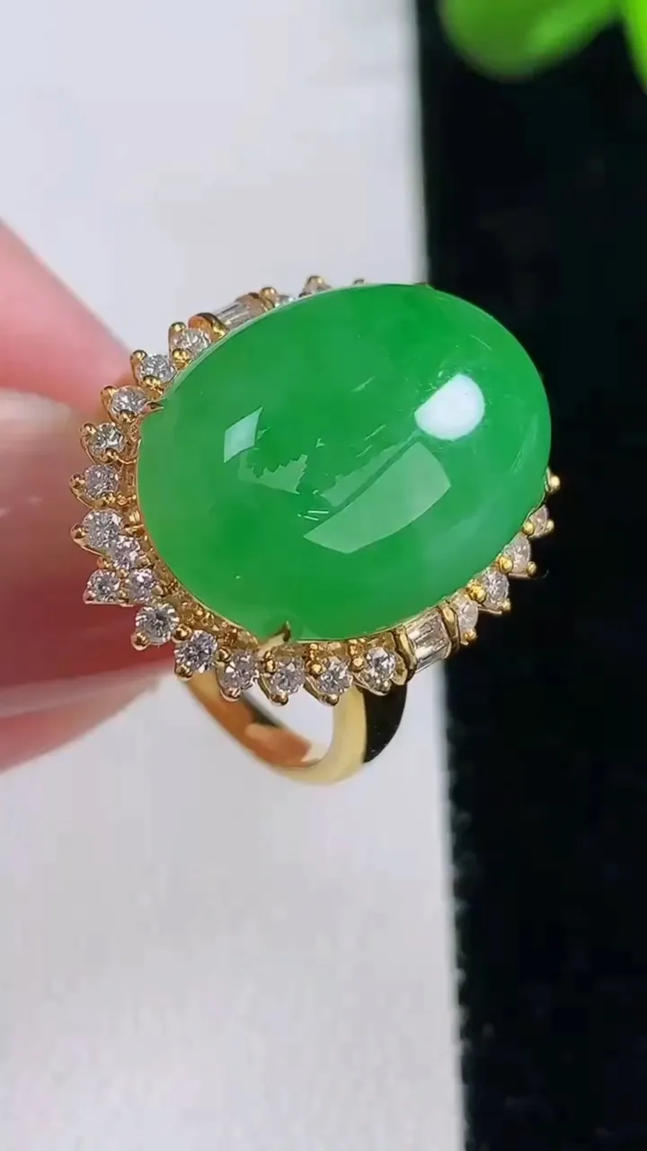 天然A货翡翠蛋面戒指，尺寸18.6-18.2-13.6-11，重量:6.86g2025年12月16日