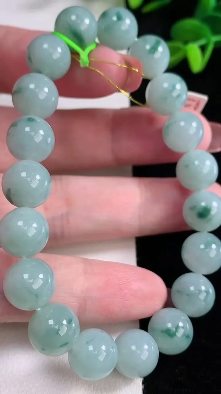 天然A货翡翠种飘花圆珠手串，尺寸10.8-19颗，重量:41.98g12月16日
工厂直销收藏佳品,种好水足，色泽均匀，有种有色，上手高大气！