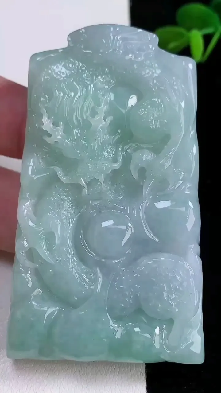 天然A货翡翠龙牌吊坠，尺寸72.2-41-9.2，重量:68.60g
12月16日