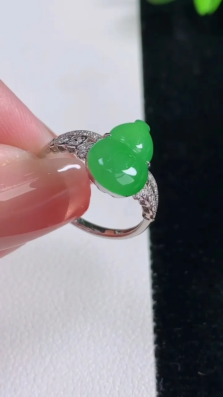天然A货翡翠葫芦戒指，尺寸17.4-12.7-8.5-5.2，重量:2.34g2025年12月16日