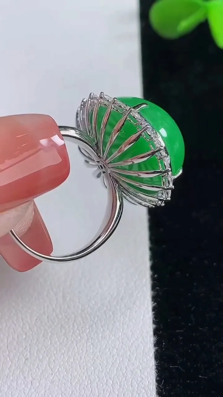 天然A货翡翠蛋面戒指，尺寸18-20.7-16.4-12.6，重量:8.17g2025年12月16日
工厂直销收藏佳品,种好水足，色泽均匀，有种有色，上手高大气！