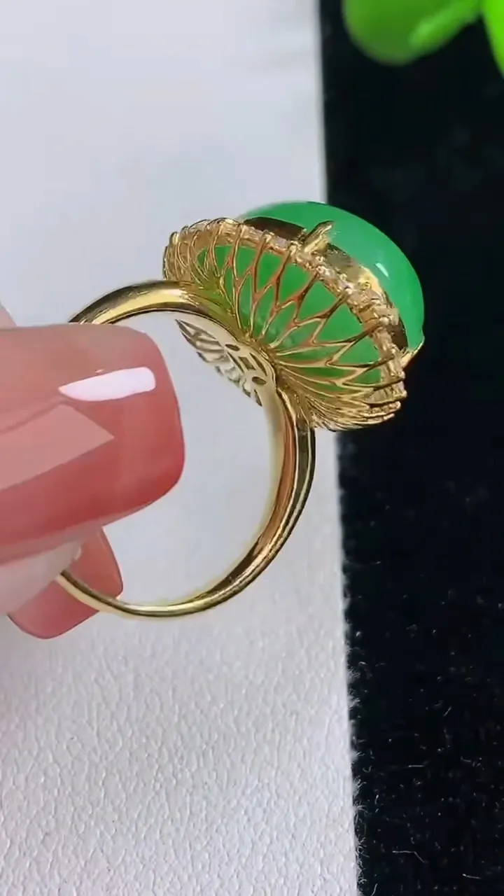 天然A货翡翠蛋面戒指，尺寸18.6-18.2-13.6-11，重量:6.86g2025年12月16日
工厂直销收藏佳品,种好水足，色泽均匀，有种有色，上手高大气！