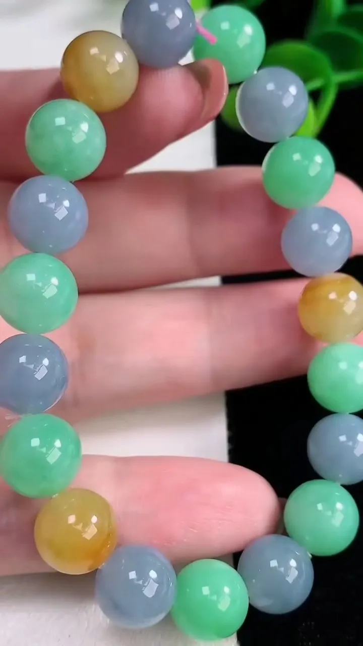 天然A货翡翠三彩圆珠手串，尺寸10-19颗，重量:32.41g12月16日
工厂直销收藏佳品,种好水足，色泽均匀，有种有色，上手高大气！