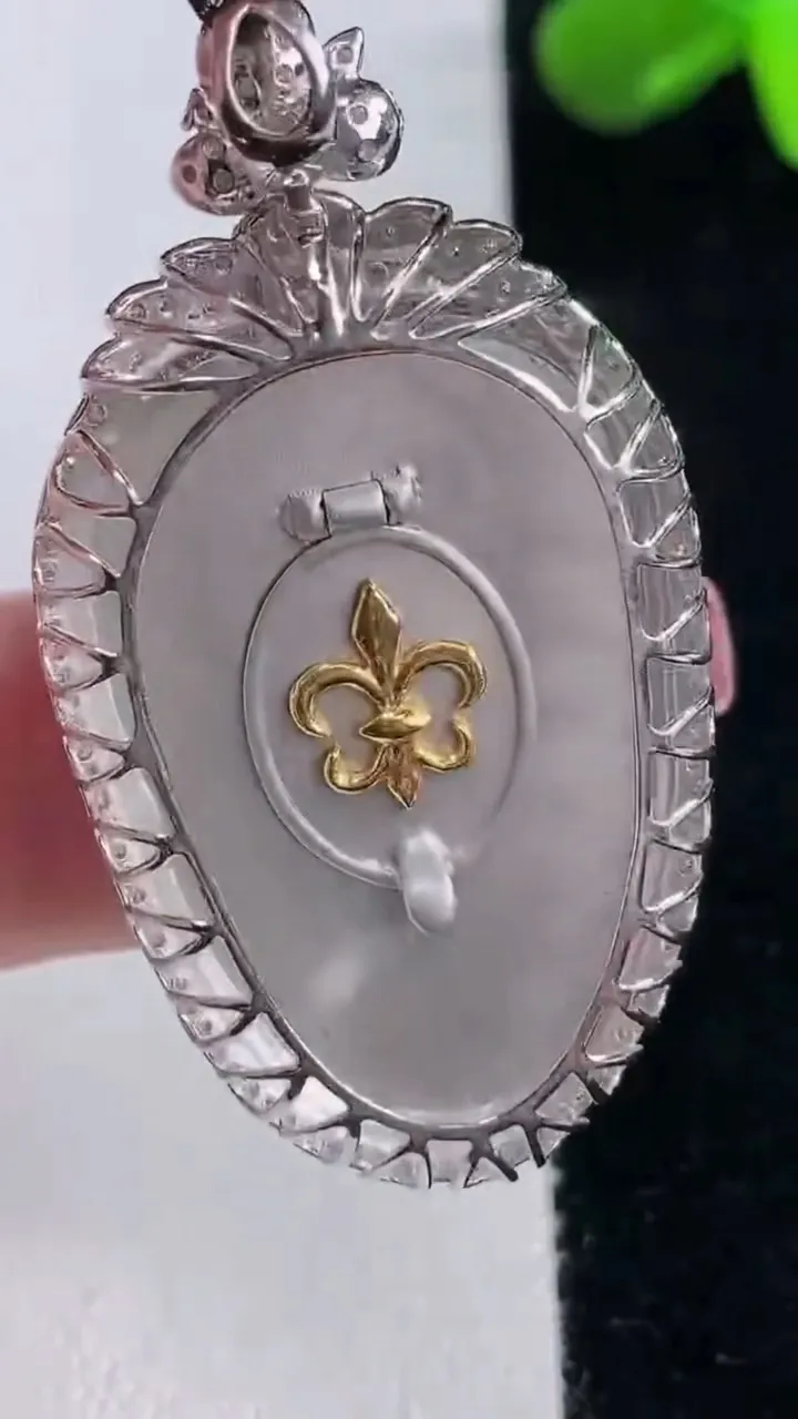 天然A货翡翠金枝玉叶 叶子吊坠，尺寸43.6-23.3-9.7，裸石30.4-20.5重量:9.79g
12月16日