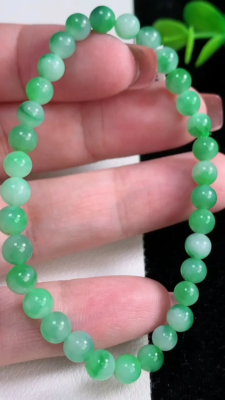 天然A货翡翠圆珠手串，尺寸5.5-33颗，重量:9.25g12月16日
工厂直销收藏佳品,种好水足，