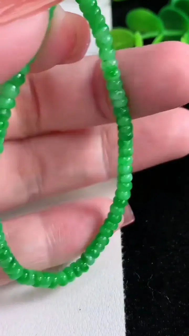 天然A货翡翠算盘珠手串，尺寸3.8-1.8-73颗，重量:5.81g12月16日
工厂直销收藏佳品,种好水足，色泽均匀，有种有色，上手高大气！