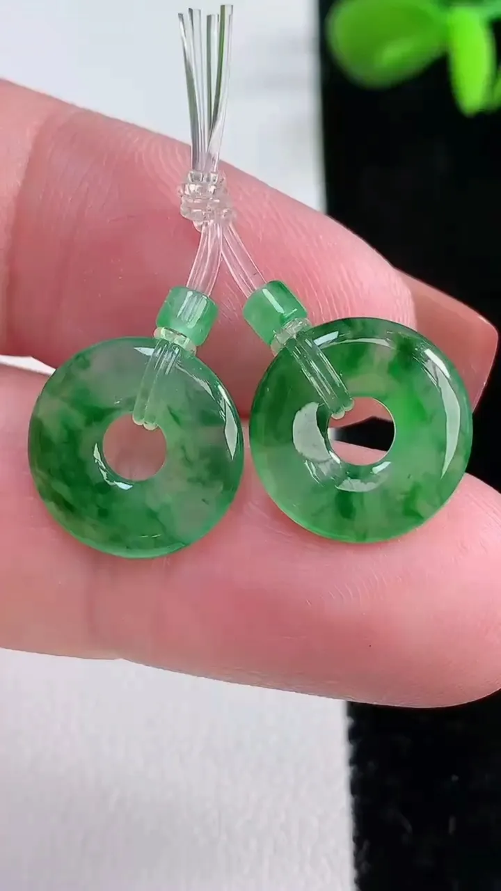 天然A货翡翠平安环吊坠一对，尺寸13-2，重量:1.67g
12月16日