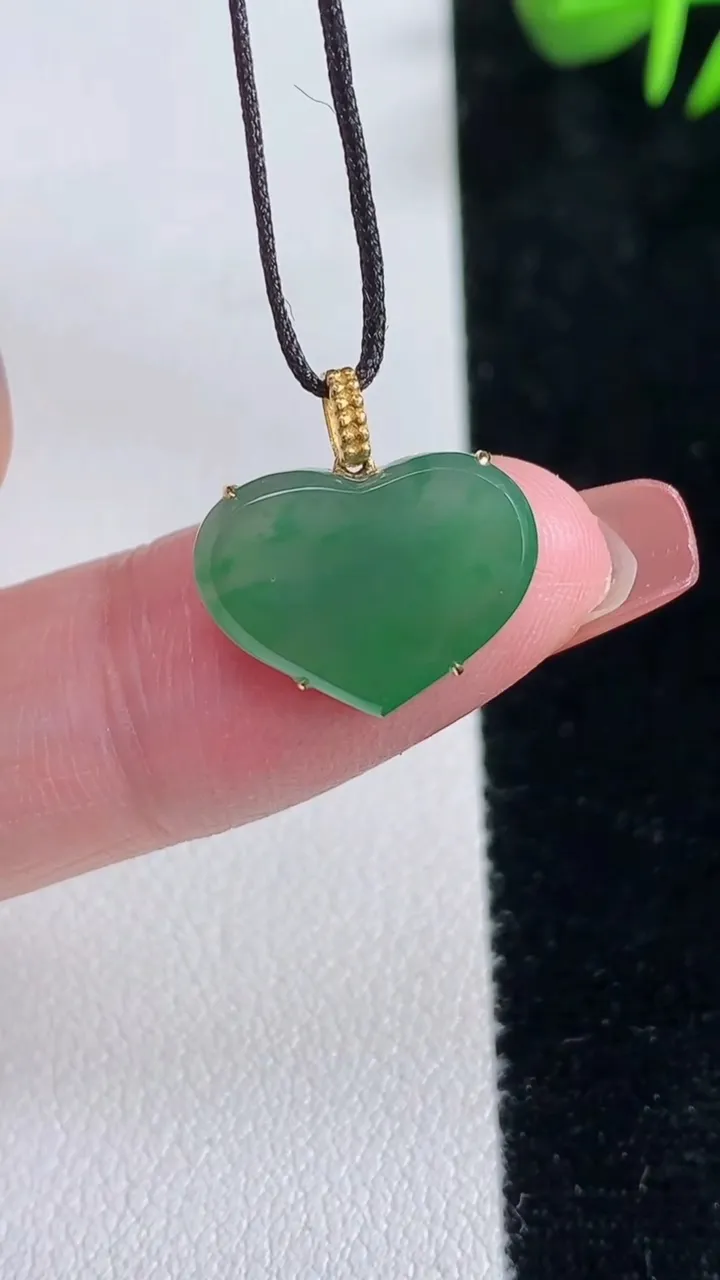 天然A货翡翠爱心吊坠，尺寸10.2-15.3-3.4，重量:1.58g
12月16日