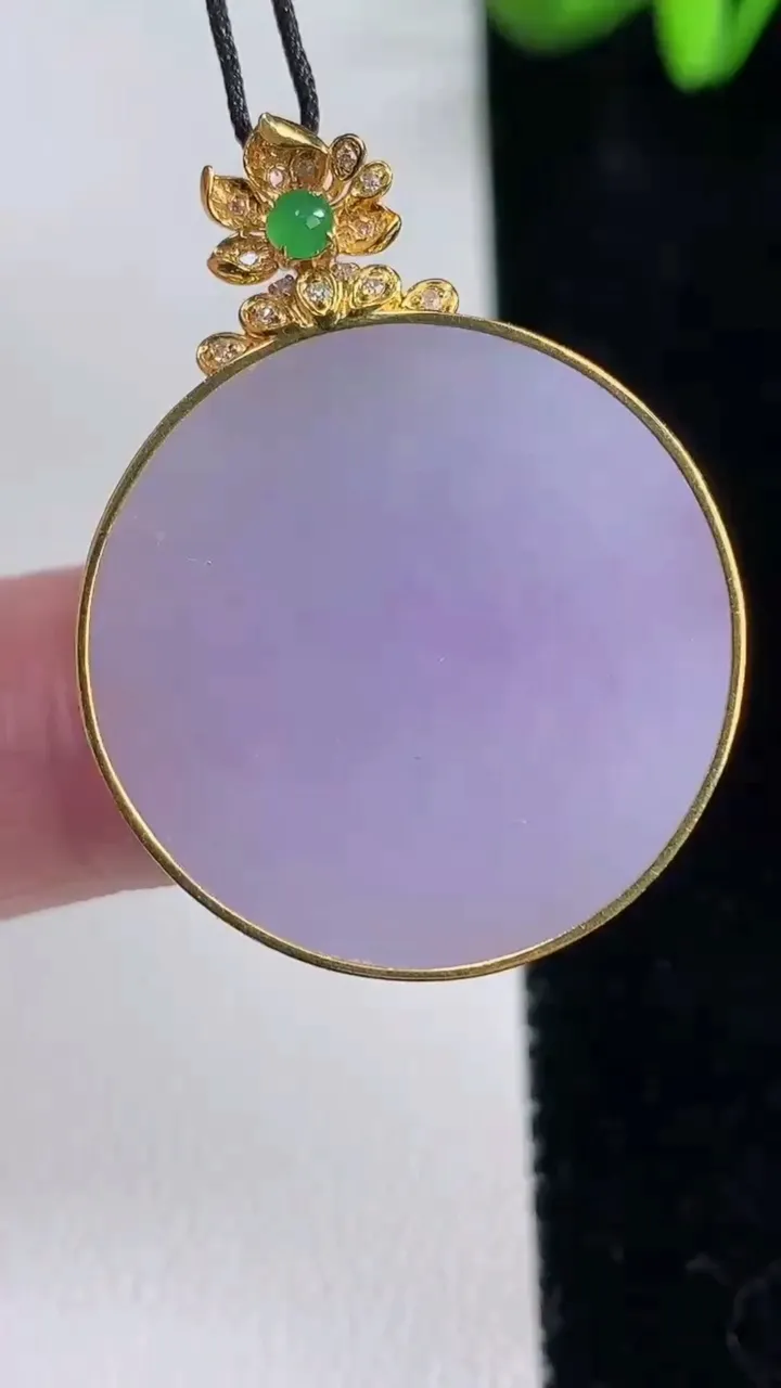 天然A货翡翠18K金紫罗兰无事牌吊坠，尺寸25.5-4.2，重量:6.76g
12月16日