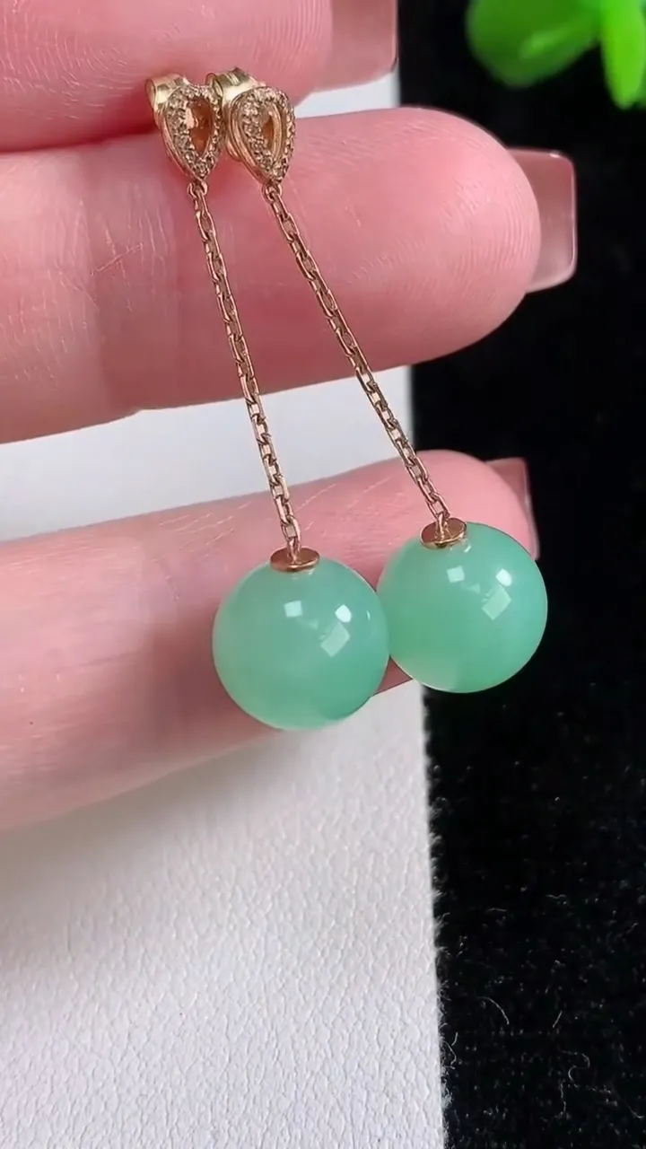 天然A货翡翠圆珠耳坠，尺寸10，重量:4.68g12月16日
工厂直销收藏佳品,种好水足，色泽均匀，有种有色，上手高大气！