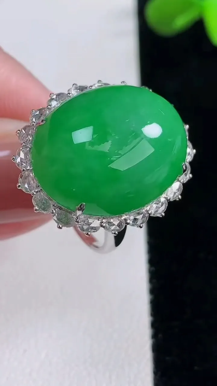 天然A货翡翠蛋面戒指，尺寸18-20.7-16.4-12.6，重量:8.17g2025年12月16日
工厂直销收藏佳品,种好水足，色泽均匀，有种有色，上手高大气！