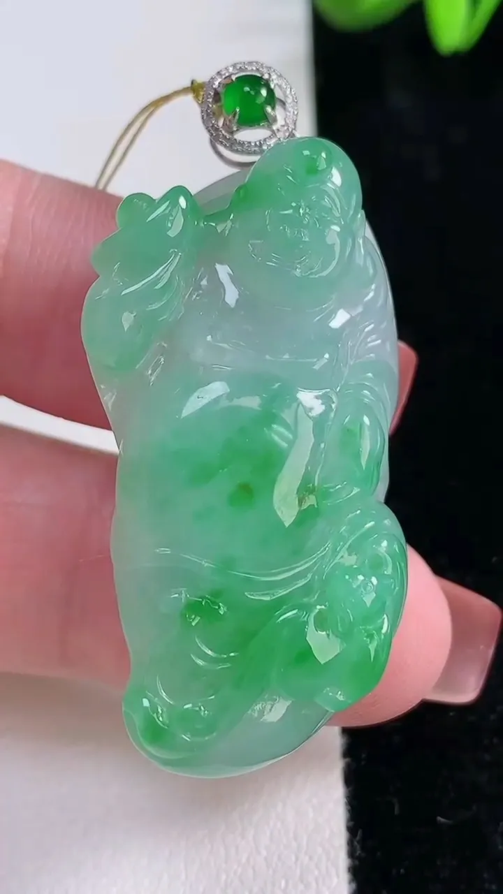 天然A货翡翠逍遥佛吊坠，尺寸42.6-20.5-10，重量:18.50g
12月16日