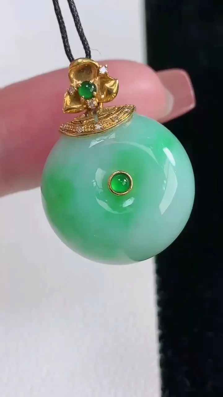 天然A货翡翠路路通吊坠，尺寸19.2-13.3，重量:11.88g
12月16日