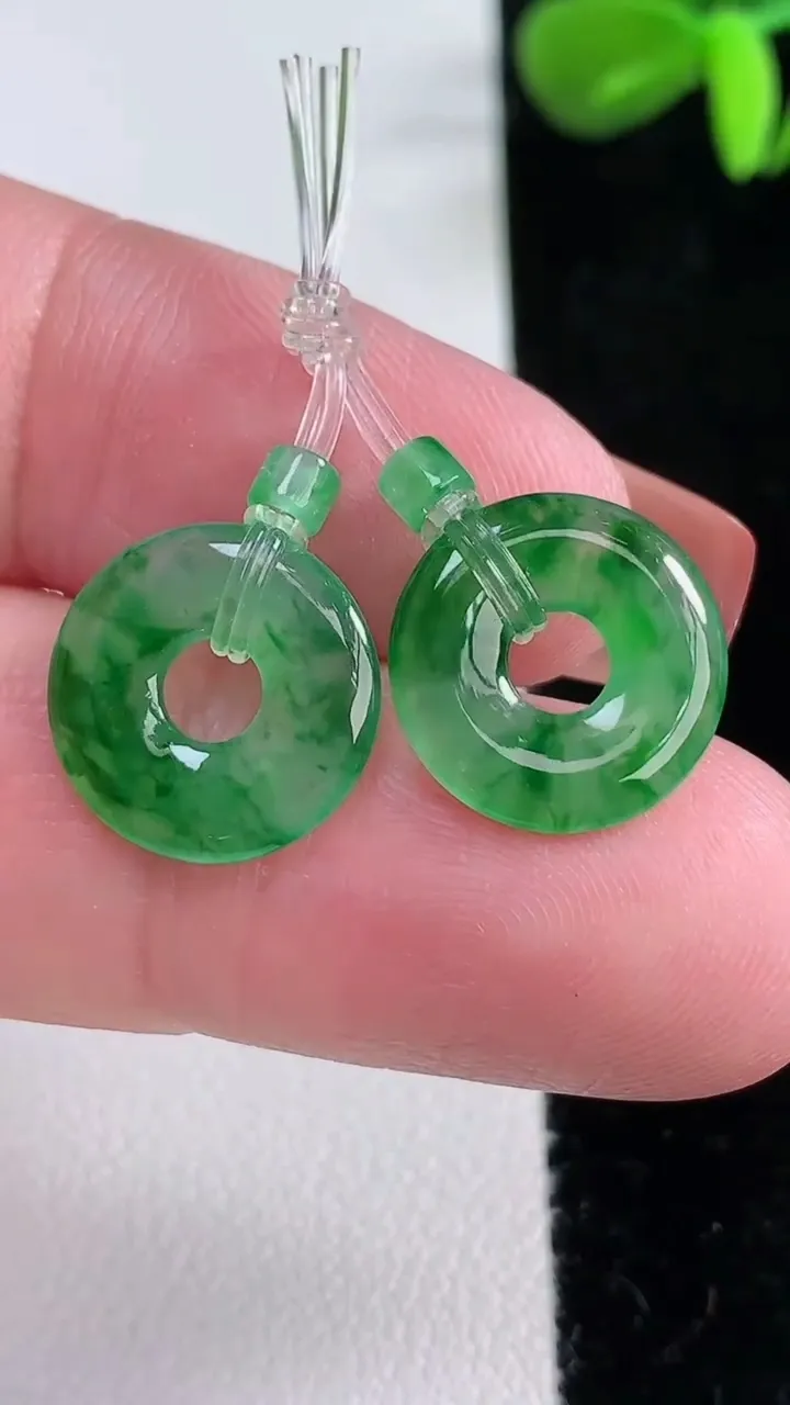 天然A货翡翠平安环吊坠一对，尺寸13-2，重量:1.67g
12月16日