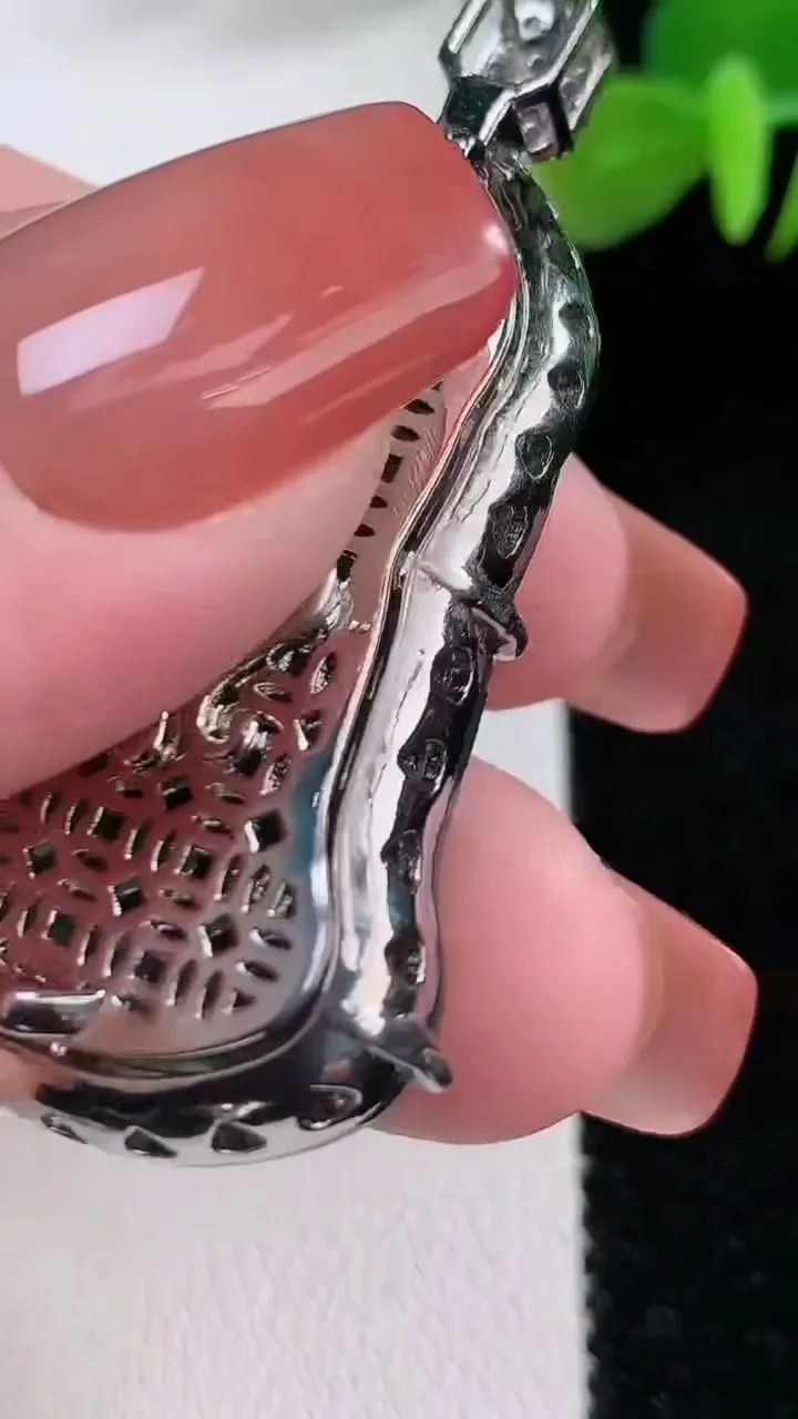 天然A货翡翠蓝水观音菩萨吊坠，尺寸43.1-23.8-8.8，重:17.13g
12月16日