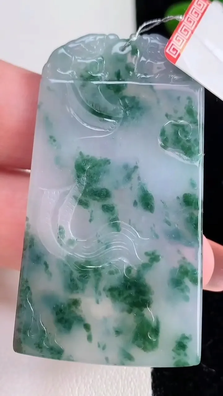 天然A货翡翠冰种紫罗兰飘花祥龙大势至菩萨吊坠，尺寸55.7-30.5-5.7，重量:24.57g
12月16日