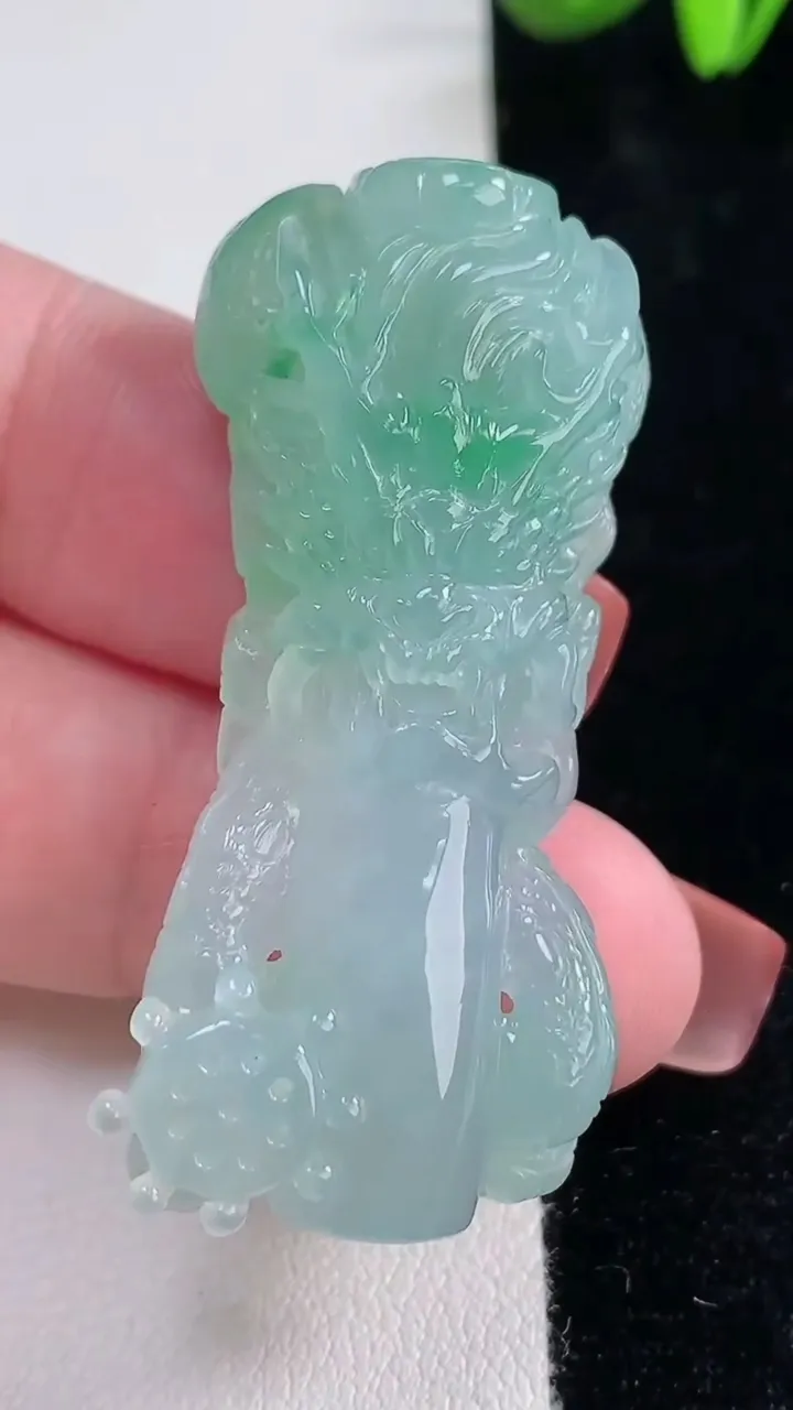 天然A货翡翠降魔杵吊坠，尺寸47-21-10.7，重量:20.86g
12月16日