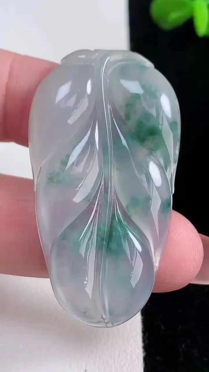 天然A货翡翠冰种飘花金枝玉叶 叶子吊坠，尺寸48.6-27-4.4，重量:10.33g
12月16日