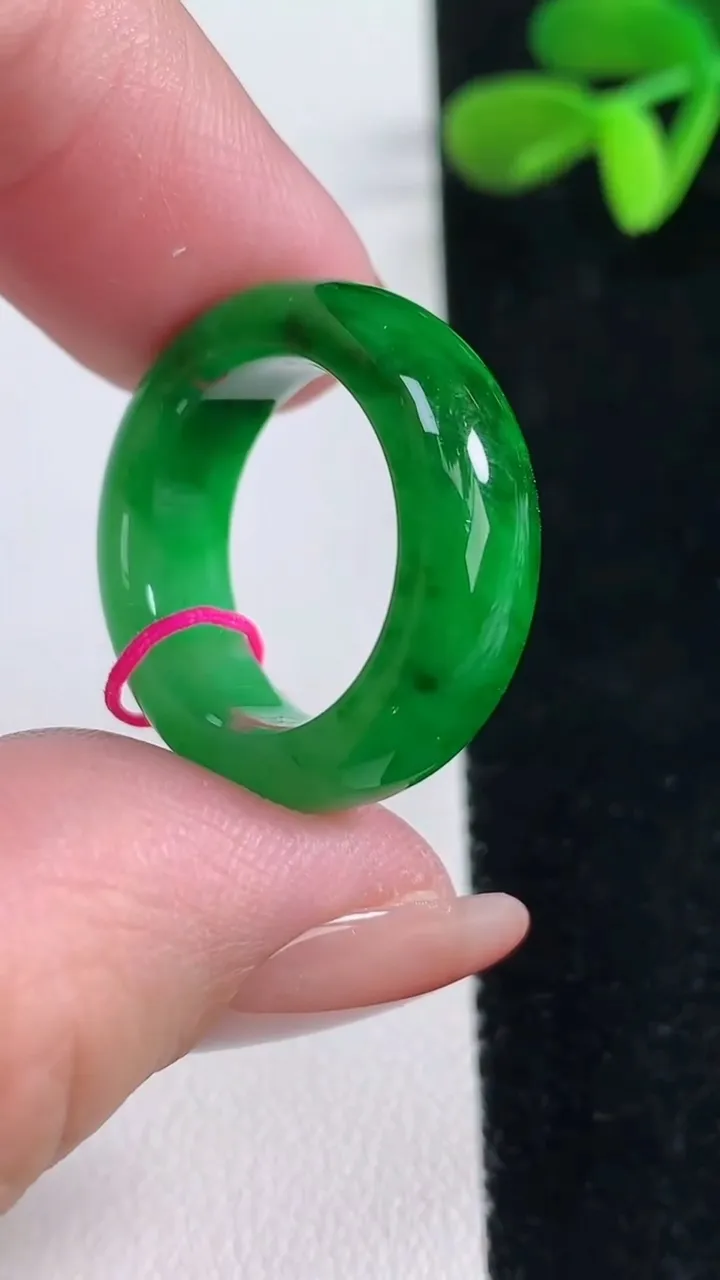 天然A货翡翠指环戒指，尺寸16.8-7.4-3.8，重量:5.73g2025年12月16日
工厂直销收藏佳品,种好水足，色泽均匀，有种有色，上手高大气！