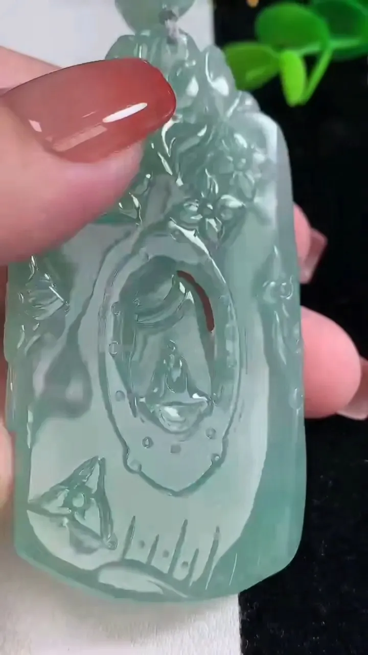 天然A货翡翠无相佛吊坠，尺寸73-42.3-7.2，重量:48.42g
12月16日