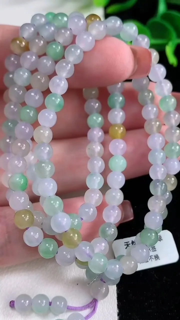 天然A货翡翠冰种三彩圆珠项链，尺寸5-137颗，重量:33.73g
12月16日