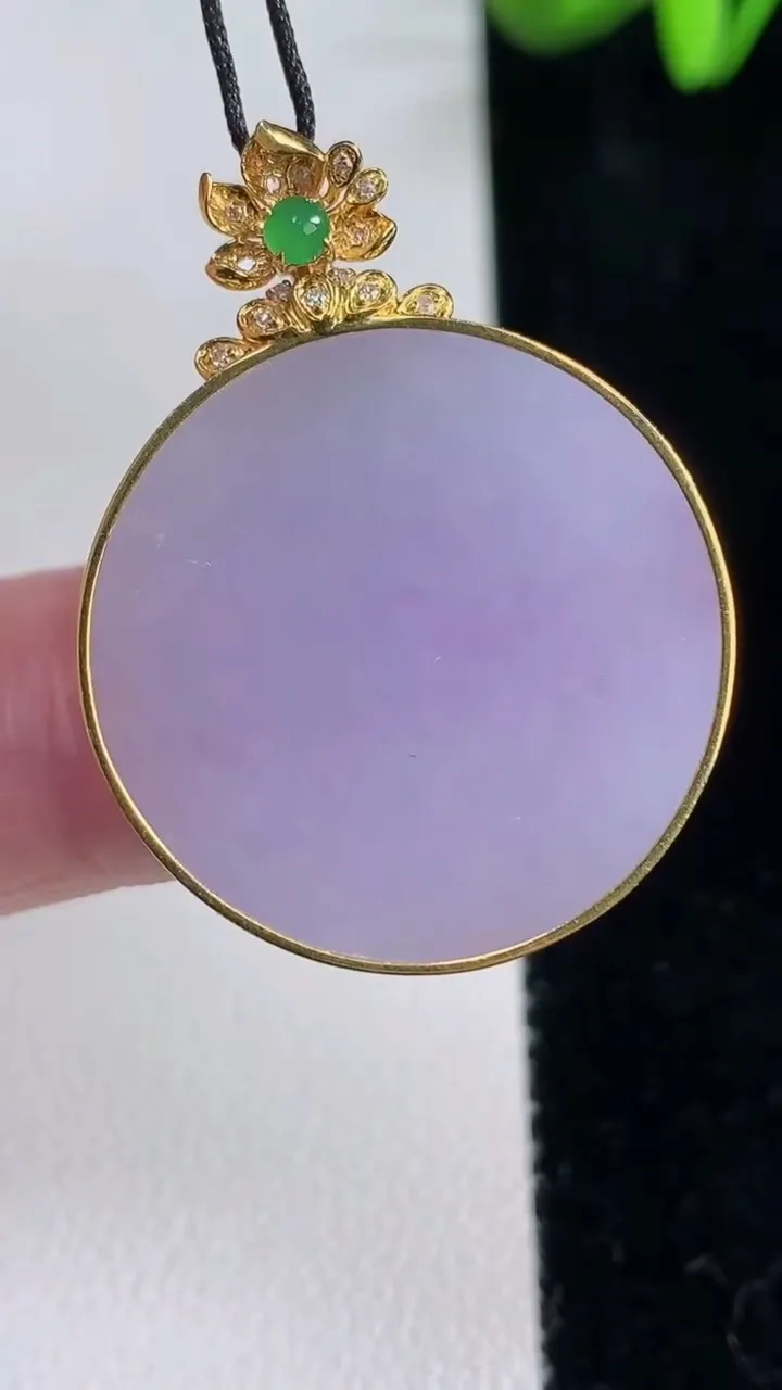 天然A货翡翠18K金紫罗兰无事牌吊坠，尺寸25.5-4.2，重量:6.76g
12月16日