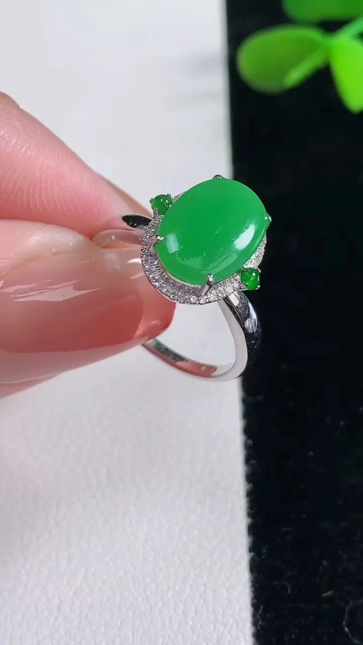 天然A货翡翠蛋面戒指，尺寸17-11.3-7.8-7.3，重量:4.31g2025年12月16日
工厂直销收藏佳品,种好水足，色泽均匀，有种有色，上手高大气！