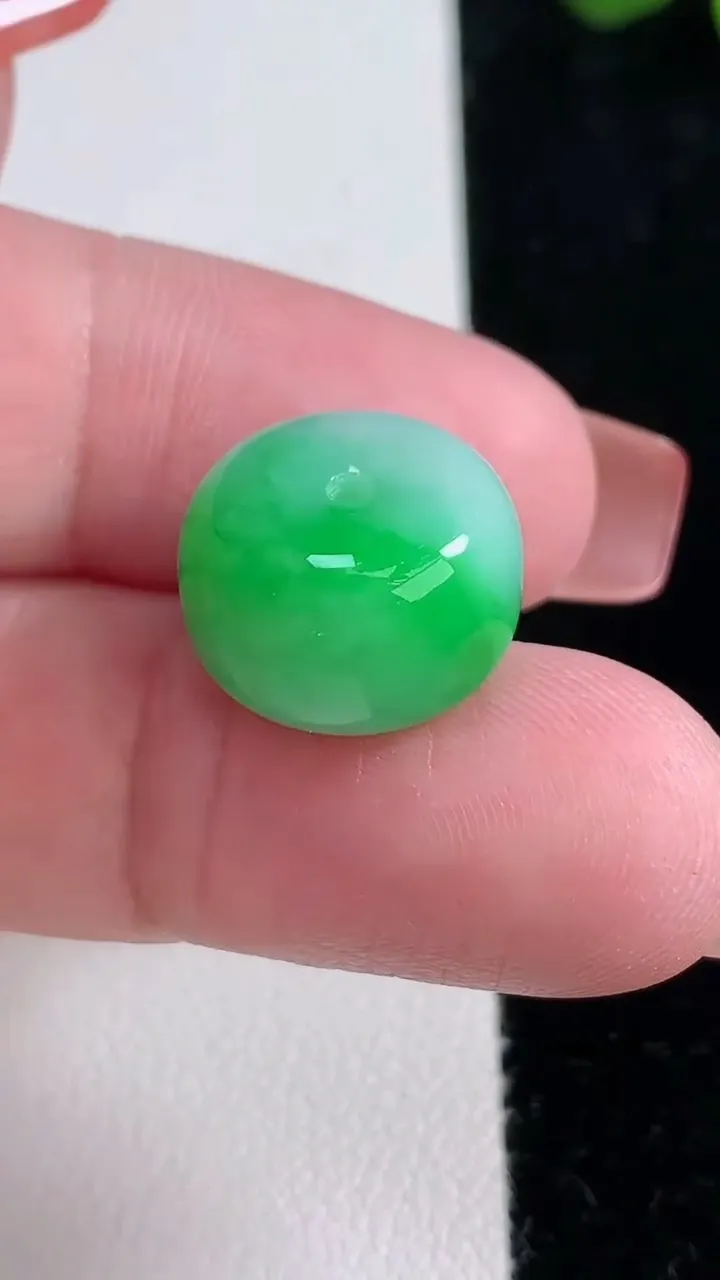 天然A货翡翠路路通吊坠，尺寸15-10.2，重量:4.98g
12月16日