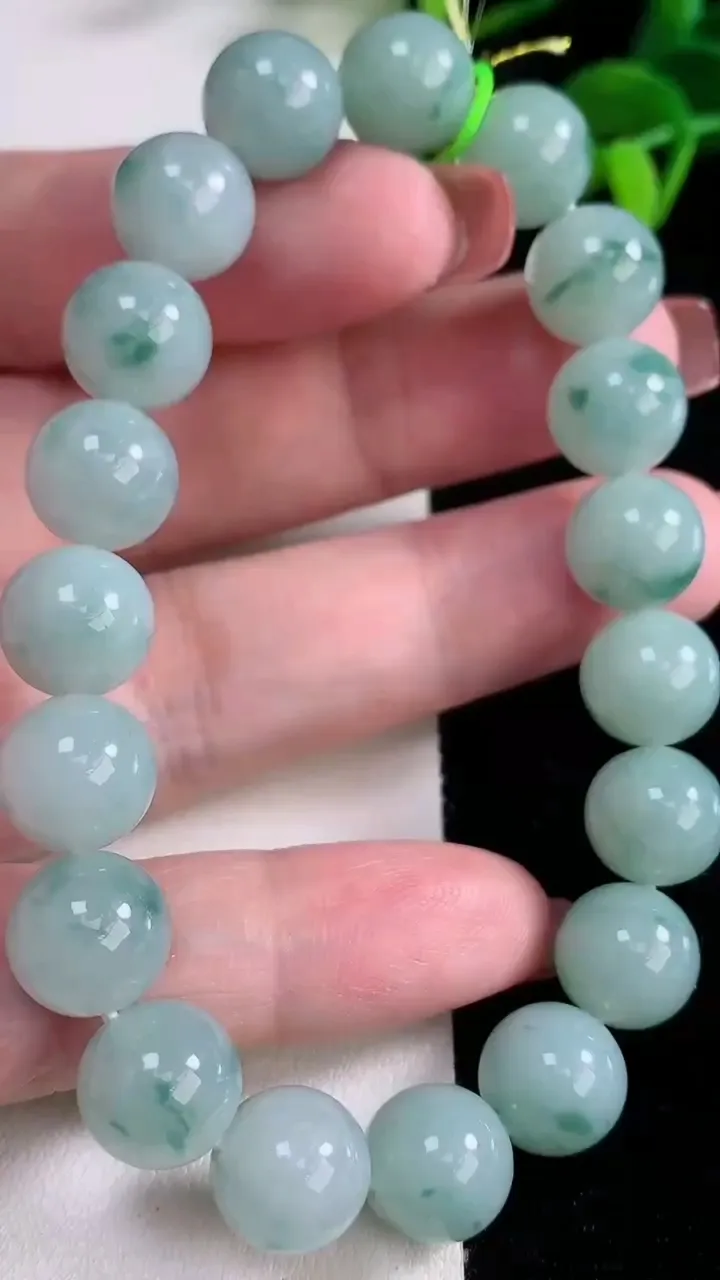 天然A货翡翠种飘花圆珠手串，尺寸10.8-19颗，重量:41.98g12月16日
工厂直销收藏佳品,