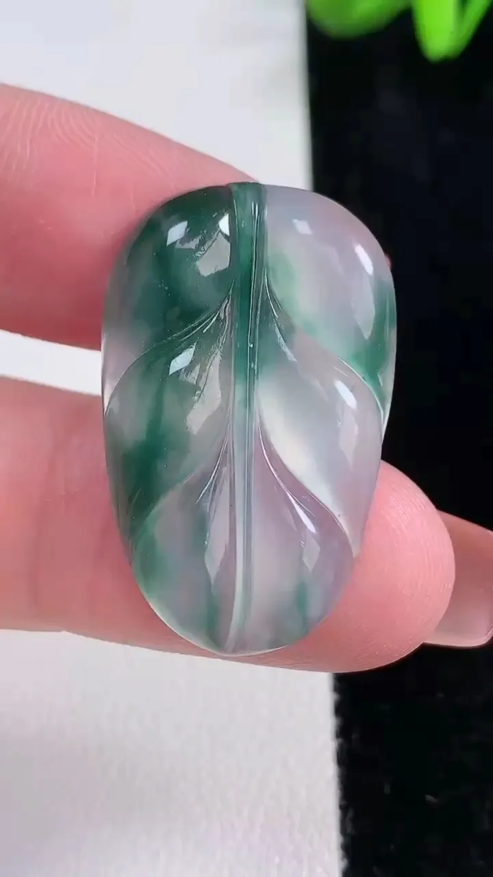 天然A货翡翠冰种飘花金枝玉叶 叶子吊坠，尺寸31-19.4-3.7，重量:4.49g
12月16日