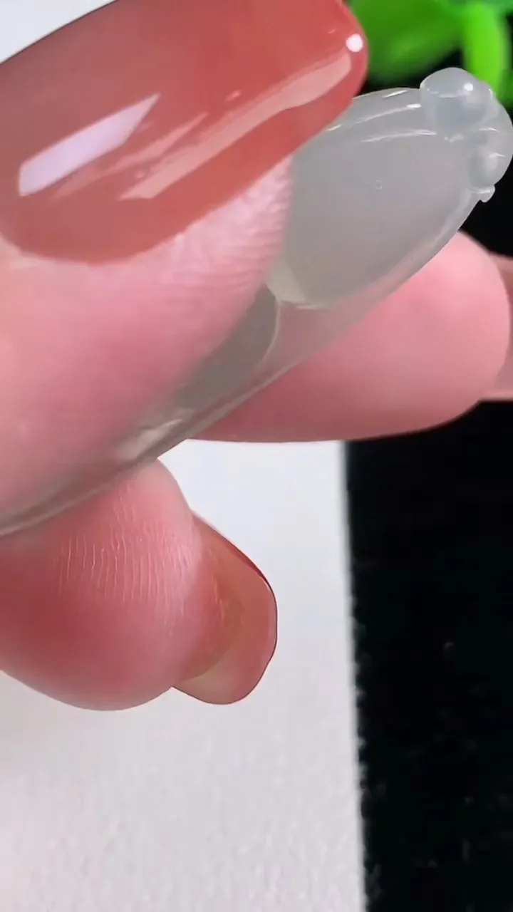 天然A货翡翠福豆吊坠，尺寸43-16.4-6.8，重量:8.03g
12月16日