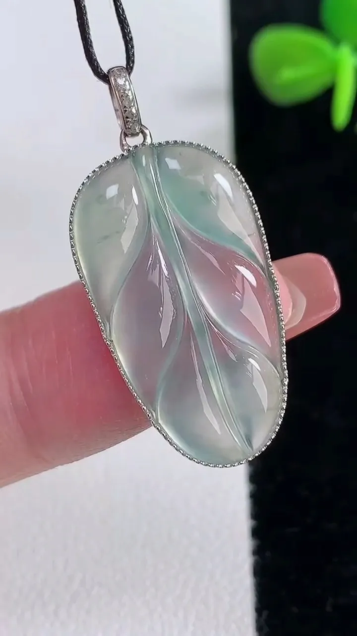 天然A货翡翠种飘花金枝玉叶 叶子吊坠，尺寸26.6-15.4-3.3，重量:3.08g
12月16日