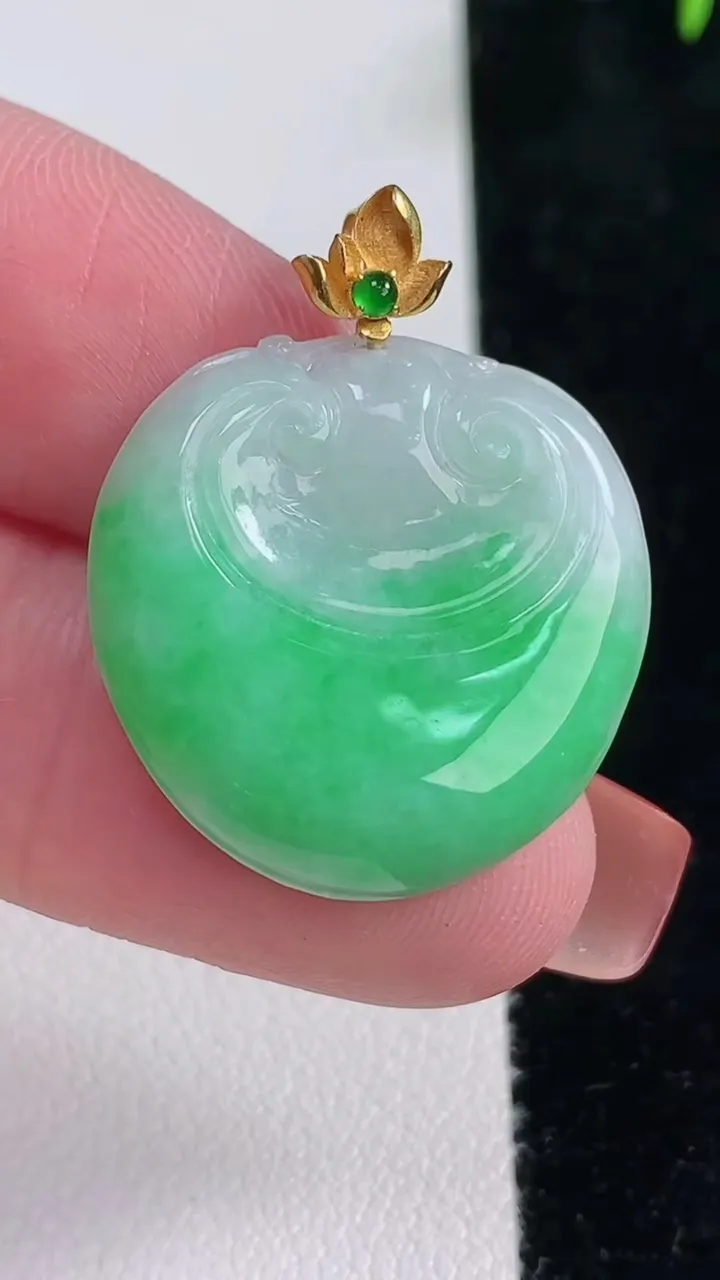 天然A货翡翠如意头吊坠，尺寸239-23.5-4，重量:4.42g
12月16日