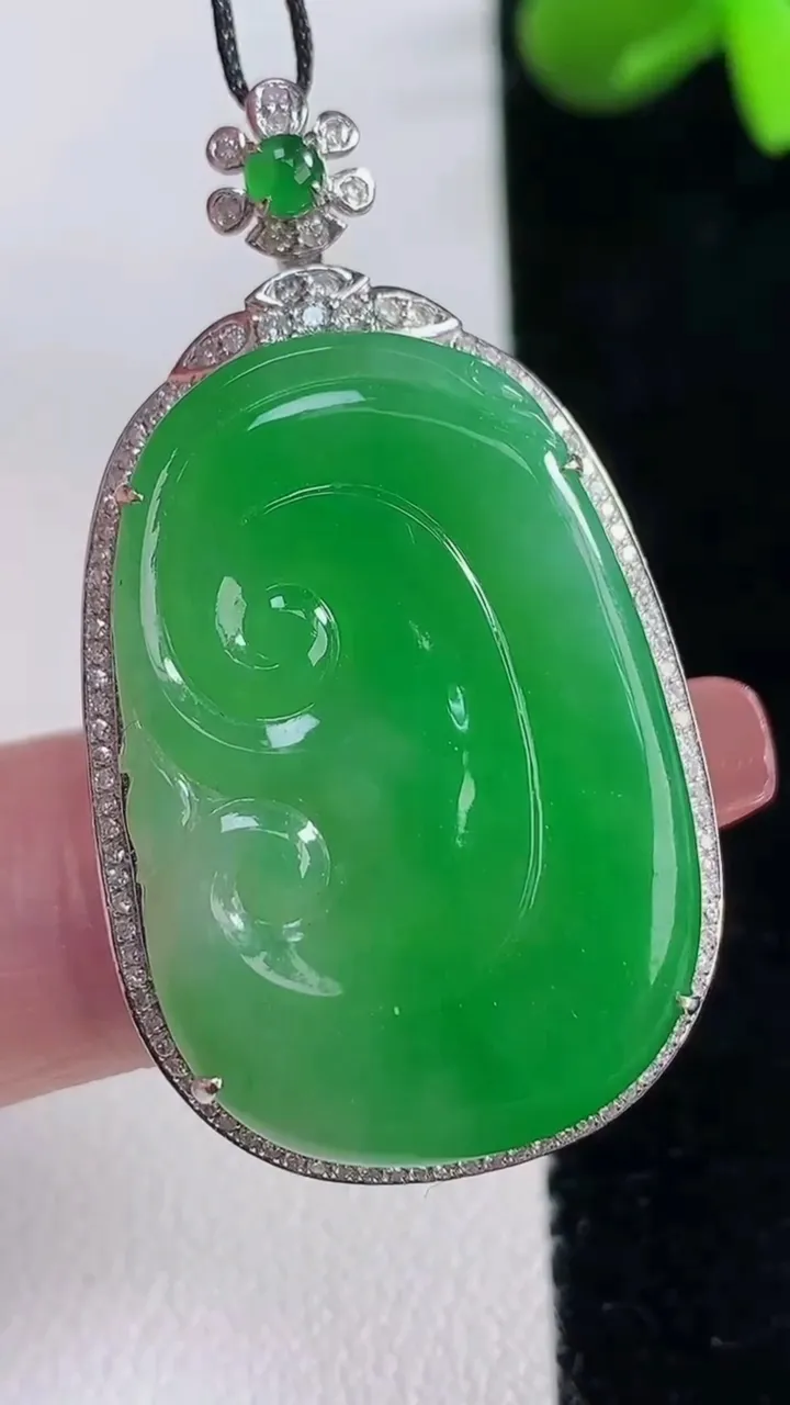 天然A货翡翠如意吊坠，尺寸42-23.5-7.6，裸石30.6-20.7重量:8.43g
12月16日