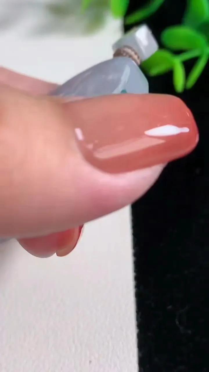 天然A货翡翠牌吊坠，尺寸50.8-42-5.5，重量:30.38g
12月16日