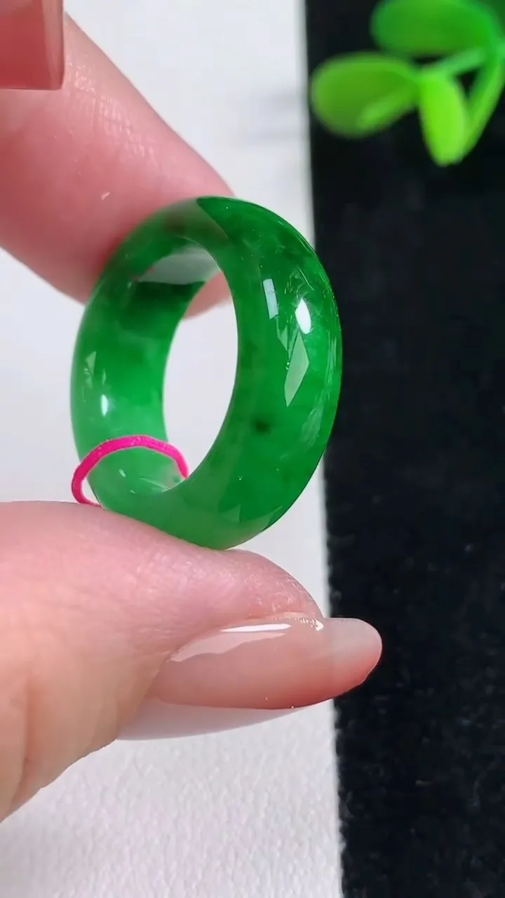 天然A货翡翠指环戒指，尺寸16.8-7.4-3.8，重量:5.73g2025年12月16日
工厂直销收藏佳品,种好水足，色泽均匀，有种有色，上手高大气！