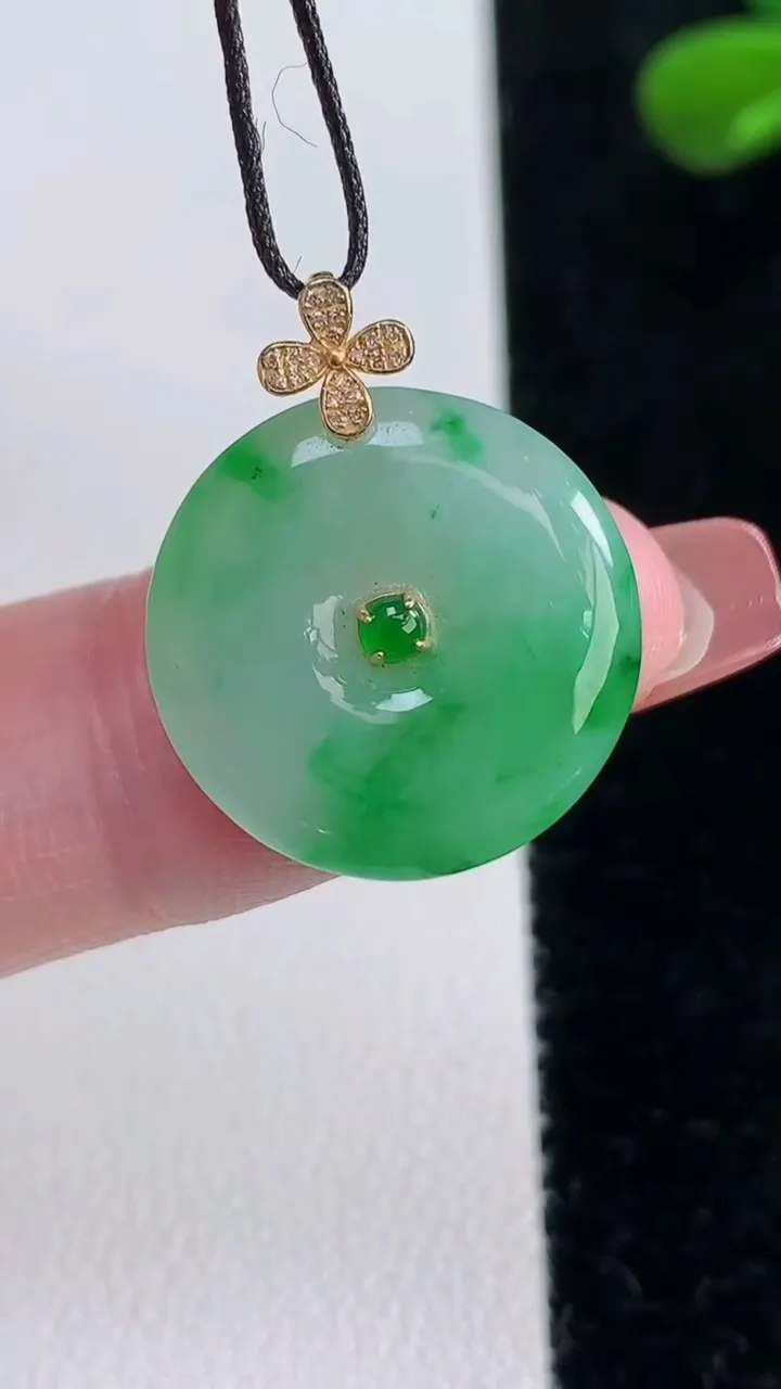 天然A货翡翠平安扣吊坠，尺寸18.5-3.7，重量:2.90g
12月16日