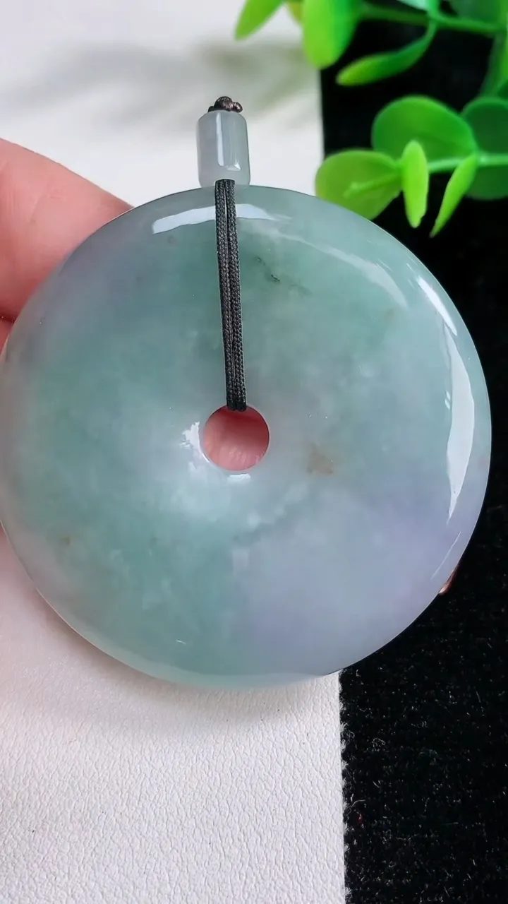 天然A货翡翠春带彩紫罗兰平安扣吊坠，尺寸54.1-6.6，重:42.04g
12月16日，