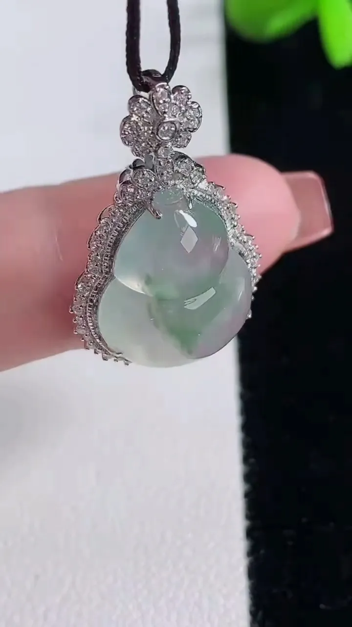天然A货翡翠种飘花葫芦吊坠，尺寸28-17.5-8.6，裸石17.2-13.7重量:3.65g
12月16日