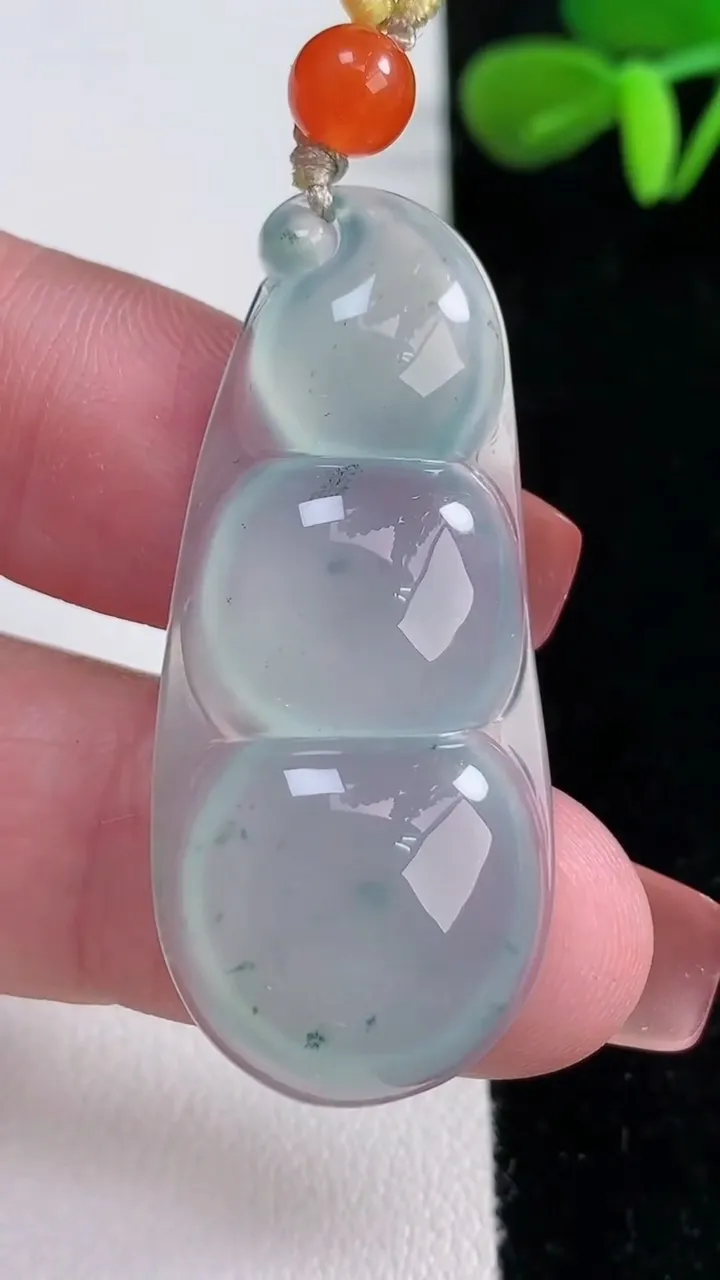 天然A货翡翠冰种飘花福豆吊坠，尺寸43-19.2-6，重量:8.48g
12月16日