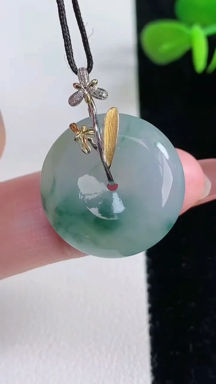 天然A货翡翠种飘花平安扣吊坠，尺寸20.8-5.3，重量:5.35g
12月16日