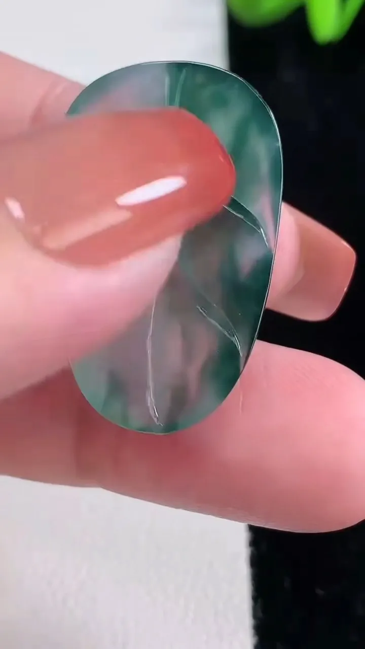 天然A货翡翠冰种飘花金枝玉叶 叶子吊坠，尺寸31-19.4-3.7，重量:4.49g
12月16日