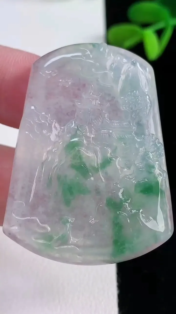 天然A货翡翠种飘花山水牌吊坠，尺寸44.5-34-5.3，重量:17.56g
12月16日