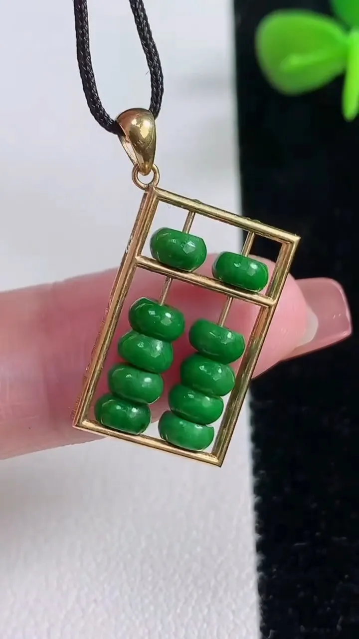 天然A货翡翠算盘吊坠，尺寸20.8-13.5-2.5，重量:2.40g
12月16日