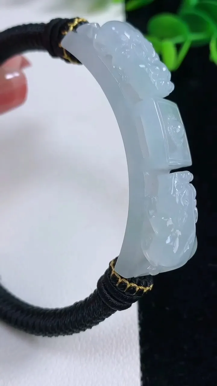 天然A货翡翠貔貅手绳，尺寸51.7-12.4-8.4，重量:30.20g
12月16日