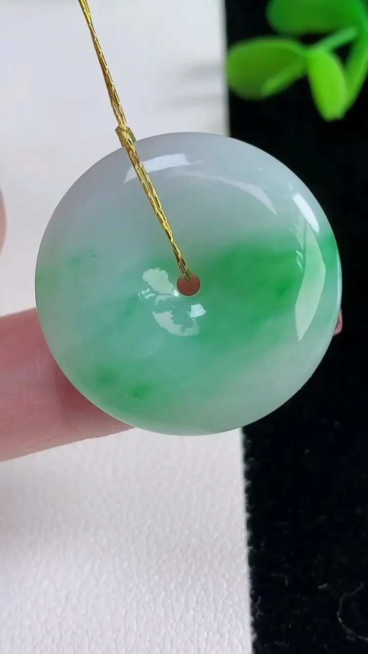 天然A货翡翠平安扣吊坠，尺寸28.3-5.6，重量:9.84g
12月16日