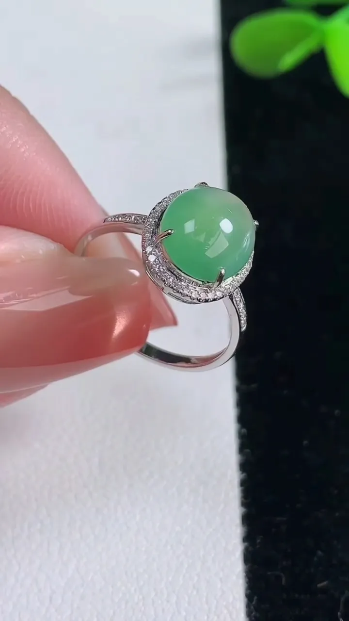 天然A货翡翠蛋面戒指，尺寸16.5-9.6-8-6.3，重量:1.91g2025年12月16日
工厂直销收藏佳品,种好水足，色泽均匀，有种有色，上手高大气！