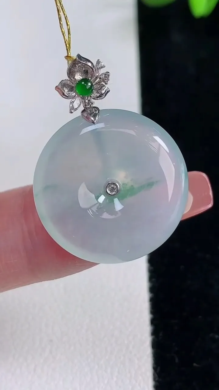 天然A货翡翠种飘花平安扣吊坠，尺寸21.3-5.3，重量:5.44g
12月16日