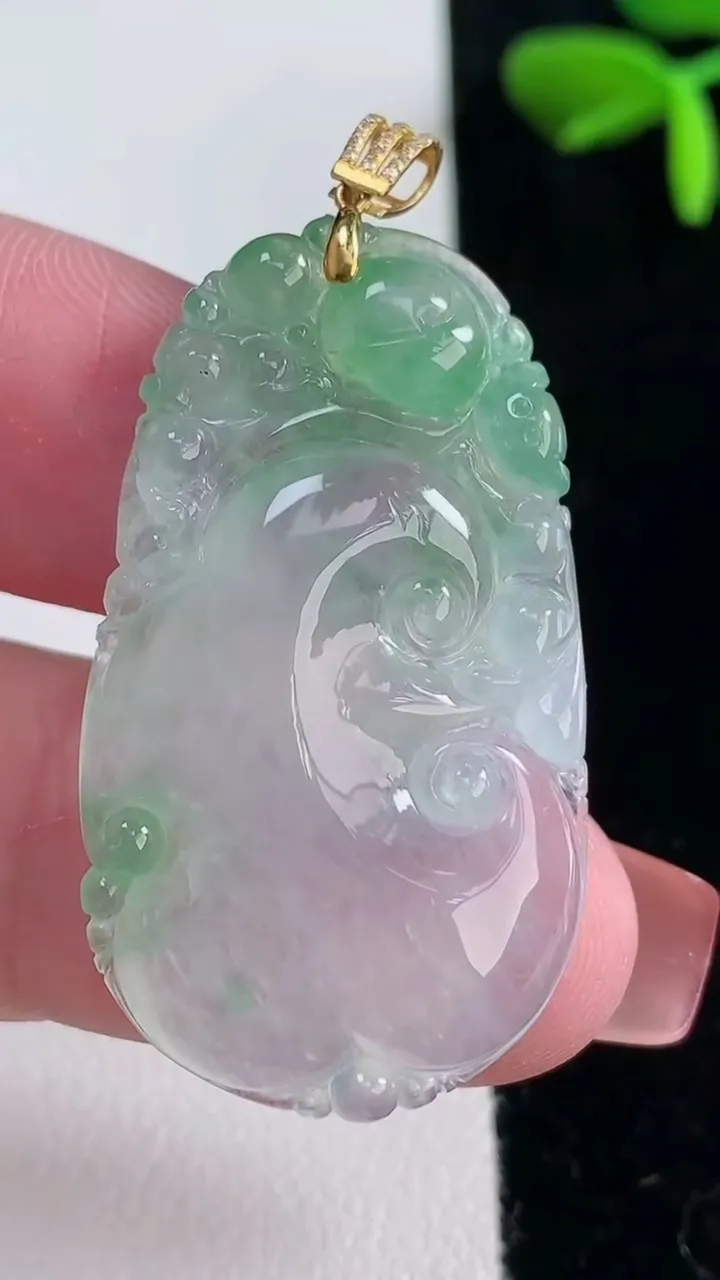 天然A货翡翠如意吊坠，尺寸38-22-4.4，重量:7.91g
12月16日
